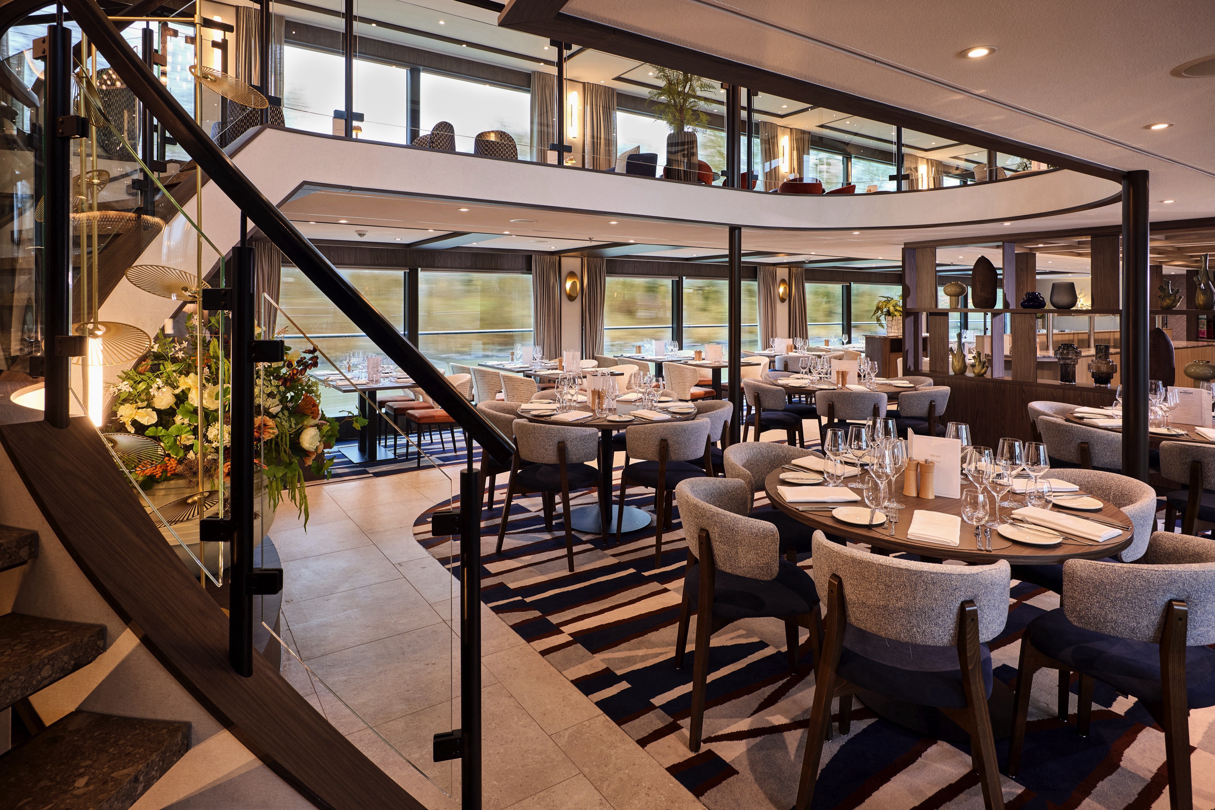 RIVERSIDE Restaurant